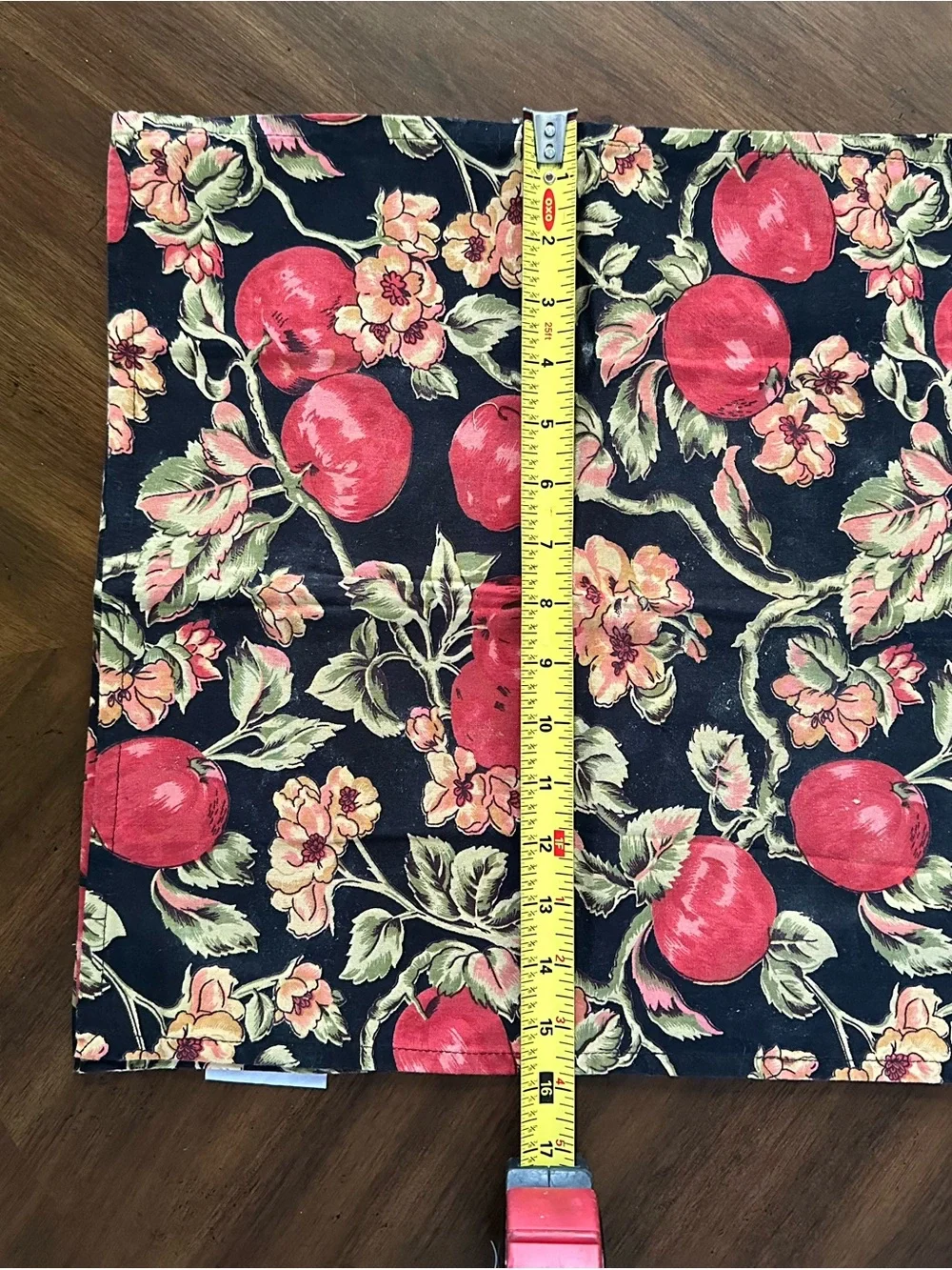 April Cornel Apple Luncheon Napkins (set of 4)